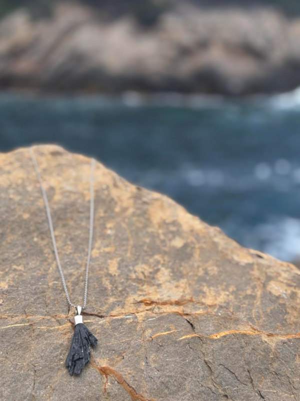 Colgante de plata cianita negra